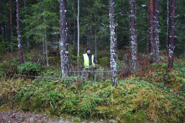 28 Hietasessa valtatien 5 länsipuolella, noin 250 päässä Saikkolantien risteyksestä etelälounaaseen on noin neljä metriä leveä ja noin metrin syvyinen vallillinen kuoppa aivan Kiikinlammelle vievän