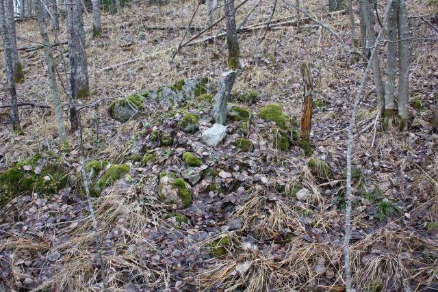 37 Lahnajärven pohjoisosan itärannalla kohoavan harjanteen länsirinteessä on noin 1 x 1 metrin kokoinen neliskanttinen osin hajonnut rajamerkki, joka on kasattu ainakin kolmesta kivikerroksesta.