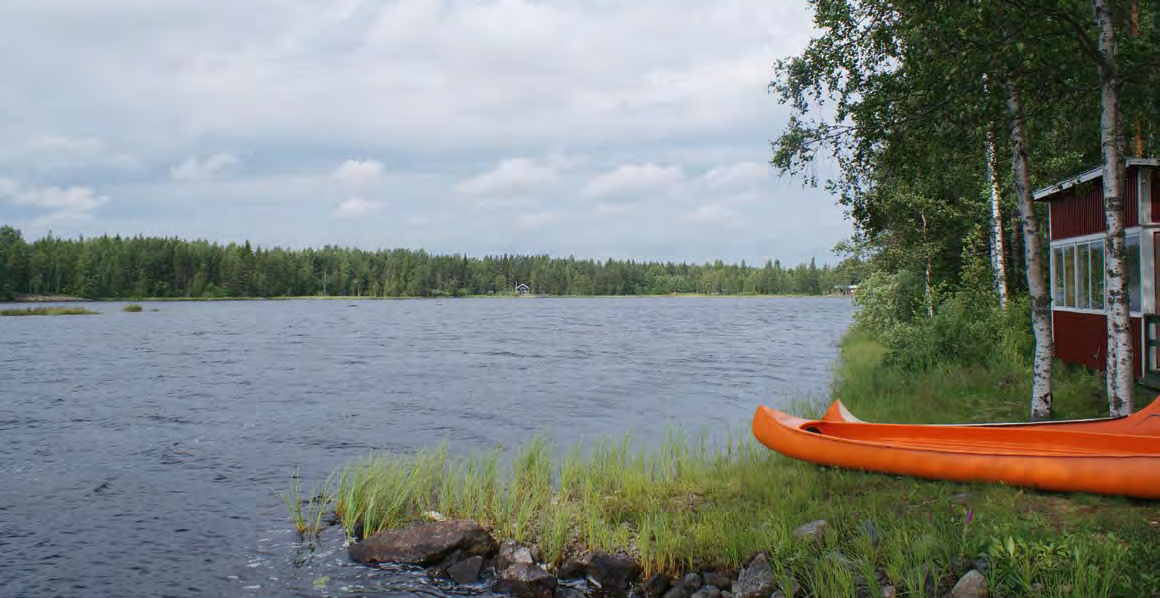 Kuva 9 3 Pikku-Santajärven ranta-asutusta. Hankealueen eteläkärjen läheisyydessä sijaitsee Kallträskin kylä. Myös Kallträskin kylässä on noin 44 vakinaisessa asuinkäytössä olevaa rakennusta.