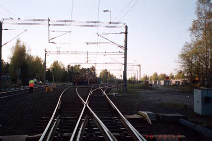 Kuva 3. Tavaravaunujen suistuminen kiskoilta Siilinjärvellä 20.5.2000. Suistuneet vaunut junan tulosuunnasta, vaihteen 3 päältä, kuvattuna.