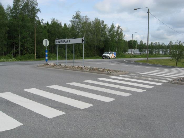 Kaavassa esitetään Jorma Lillbackan tien katualueen leventämistä niin, että sille voidaan rakentaa kaksi ajokaistaa sekä sisään tulevalle, että ulos lähtevälle liikenteelle.