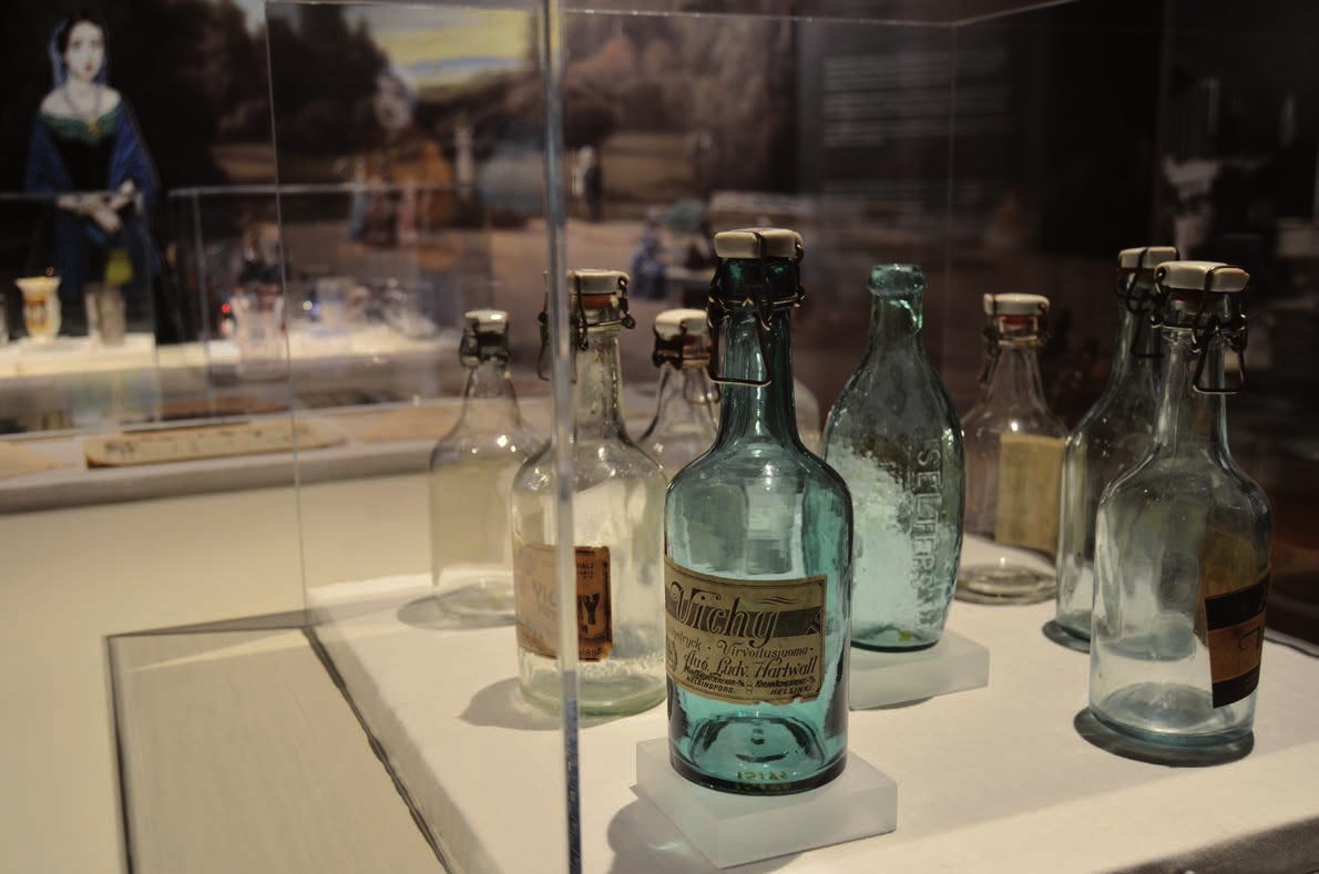 PARANTAVIA VESIÄ JA METALLINETSINTÄÄ KAUPUNGINMUSEOSSA KAUPUNGINMUSEOSSA AVAUTUI SYKSYLLÄ kaksi uutta erikoisnäyttelyä: KAMUssa Parantavat vedet terveysvesistä ja kylpylöistä sekä Talomuseo Glimsissä