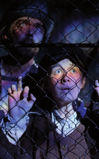 UNGA TEATERN Unga Teaternissa esitettiin uutta lasten musikaalia, Viiru muuttaa, suomeksi ja ruotsiksi. Esitys perustuu Sven Nordqvistin samannimiseen kirjaan.