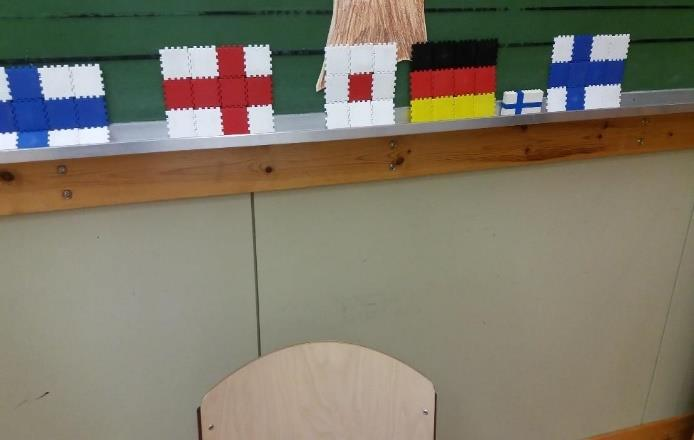 Osa lapsista rakensi legoista sekä rakennuspalikoista hienoja lippuja.