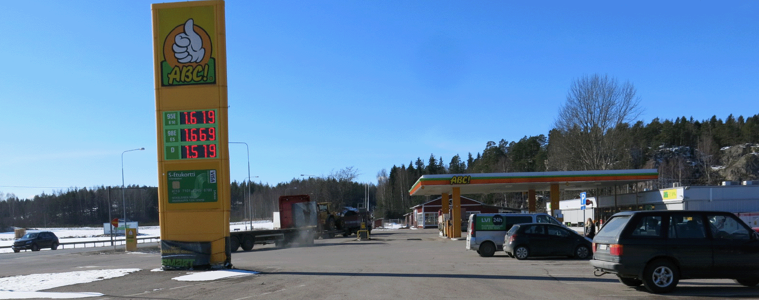 132 Rakennettu ympäristö Alueella on huoltoasema, ja sen yhteydessä kahvila-ravintola