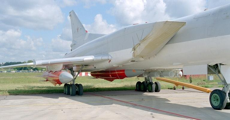 25 Tu-22M3 koneen pommikuiluun voidaan asentaa myös MKU-sarjan rumputyyppinen laukaisulaite johon mahtuu kuusi Kh-15 risteilyohjusta.