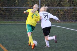 Haka D12 tytöt kohtasivat Tehtaan kentällä tappiottomalla pelillä pelanneen FC Ryskeen. Ensimmäisellä puoliajalla Haka tytöt pistivät Ryskeen ahtaalle hyvällä taistelulla.