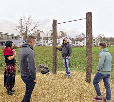 mobiilne noorsootöö 5 LK Stuttgart West mobiilsed noorsootöötajad koolis pikapäevarühma tegevusi läbi viimas.