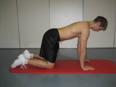 Koukkuselinmakuulla, aktivoi syvät lihakset vetämällä napaa kevyesti kohti selkärankaa ja ylöspäin, jonka jälkeen: a) nosta kevyesti toinen jalkapohja ilmaan: 5