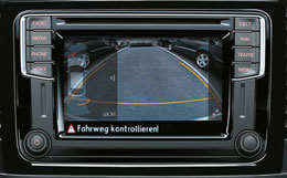 L 04 05 Rear View -peruutuskameran kuva välittyy radion näyttöön. Näkymä auton taakse helpottaa peruuttamista ja pysäköintiä taaksepäin.