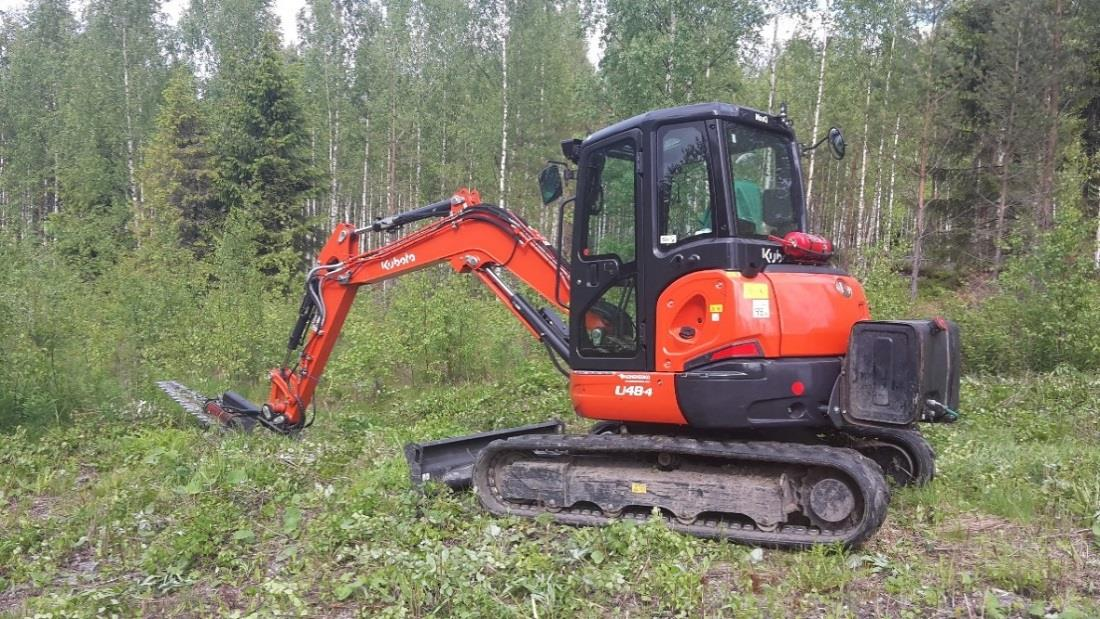 4.1.1 Koneet Kaasuputkilinjalla on käytetty koneina pieniä telakaivinkoneita sekä Usewoodin Tehojätkä-pienmetsäkonetta. Telakaivinkoneilla on raivattu vain kesällä 2015 (kuva 9).
