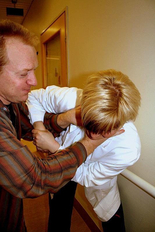 ITSEPUOLUSTUS Jokaisella on oikeus puolustaa itseään tai toista, uhriksi joutunutta henkilöä.