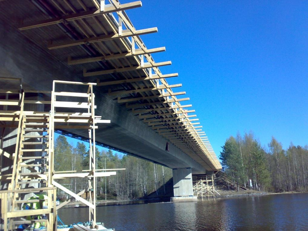 38 soleiden asennukseen on porata siltakannen läpi reiät ja ankkuroida konsolit kannen läpi tulevilla kierretangoilla (kuva 8). Kuva 8. Valmiit työtelineet.