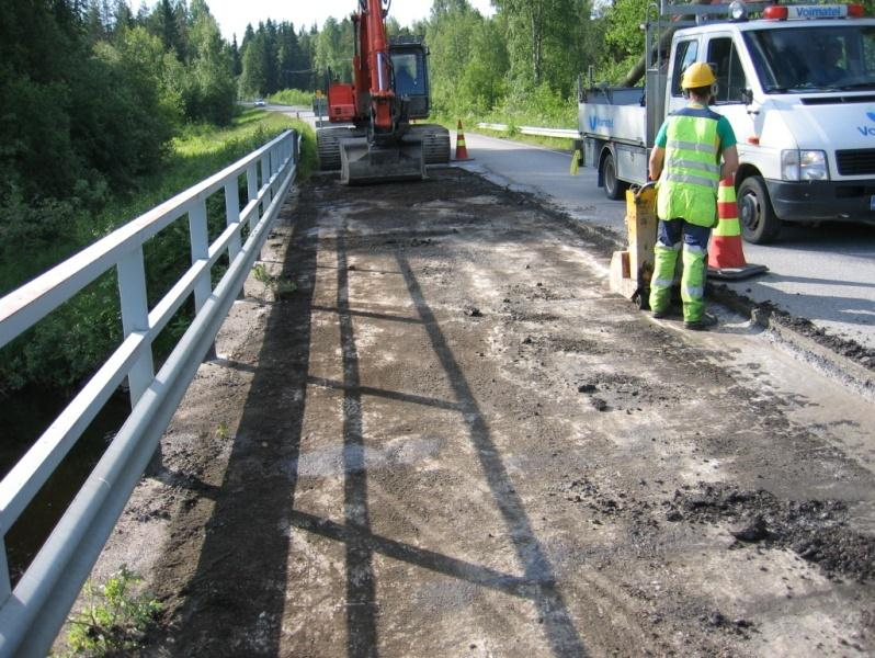 48 taan asfaltti, raudoitettu suojabetoni ja vanhat vesieristeet. Yleensä purkutyö suoritetaan hydraulisella kaivinkoneella (kuva 16). Kuva 16. Kannen pintarakenteiden poisto.