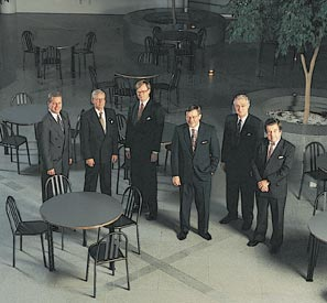 HALLITUKSEN TOIMINTAKERTOMUS Amer-yhtymä Oy:n hallitus (vasemmalta): Roger Talermo, Pekka Kainulainen, varapuheenjohtaja, Timo Maasilta, Antti Lagerroos, puheenjohtaja, Tauno Huhtala ja Olle Koskinen.