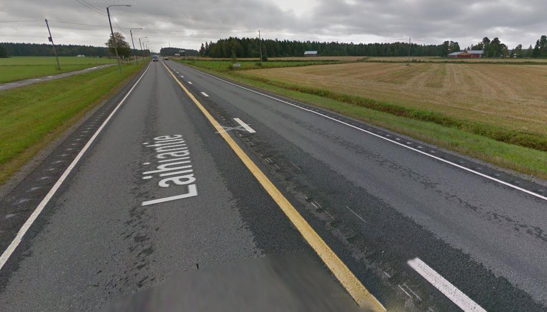 Kuva 9 Valtatie 3 Laihia Helsingby Ensimmäisissä kokeiluissa käytettiin sylinterijyrsintää, reunaviivat 100 mm:n levyisinä ja keskimerkinnät 200 mm:n levyisinä.