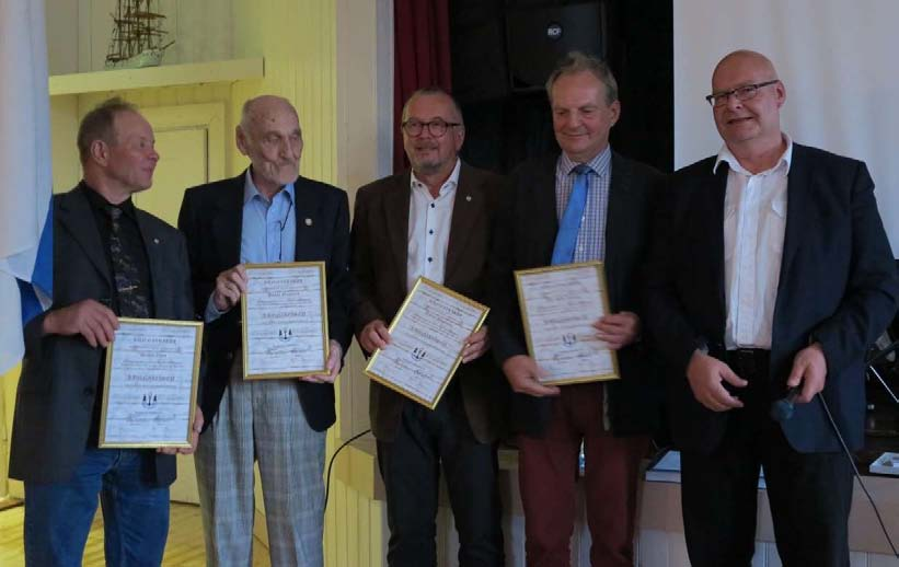 Kunniajäsenet Heikki Ilves, Heikki Nuutinen, Rainer Degerman ja Veli-Matti Laakso sekä kommodori Jukka Huuhtanen Lohjan