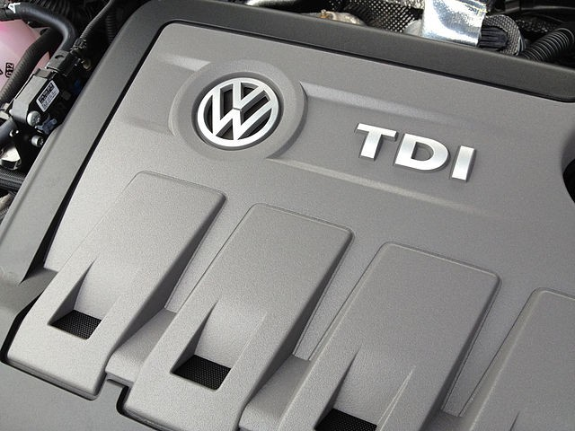 Volkswagen ja Diesel-sykli Termodynaamisten mietteiden lisäksi lämpövoimakoneissa kemiallakin on merkitystä: polttoaineen polttaminen ei ole aina kovin puhdasta.