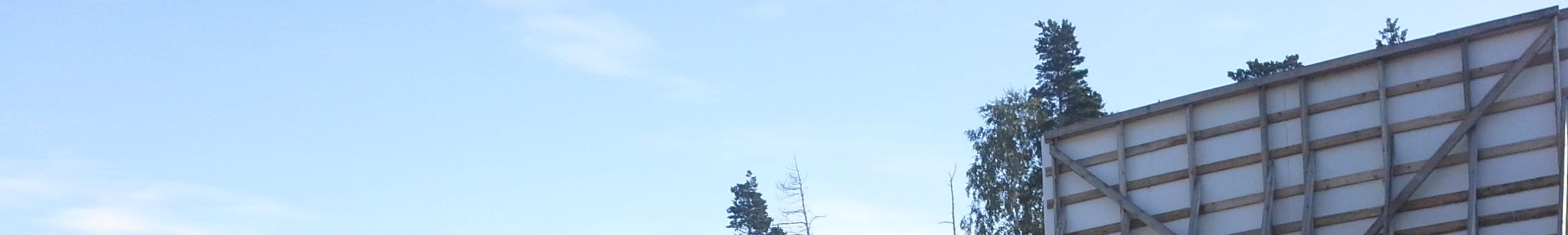 26 Kuva 18: Emulsion panostukseen tarkoituksenmukainen laite, jossa edessä räjähdeainetehdas.