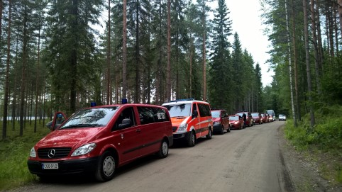 Telttakaupunki rakennettiin muutamassa tunnissa Puolen päivän jälkeen sunnuntaina nähtiin leirialueen halki kulkevalla Kelkutteentiellä jotain ennenkuulumatonta; Kelkutteentielle muodostui jono