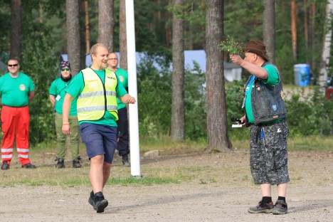 Rauhantarjouksia ja uusia lippuja Leiri potkaistiin käyntiin varsin mukavassa säässä. Aurinko näyttäytyi tasaisin väliajoin, muttei kuitenkaan porottanut ikävästi.