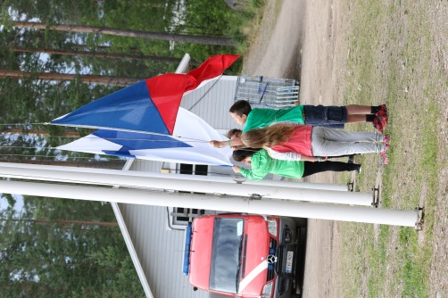 salkoon nousi Suomen lipun raamme saapuivat alueelle sunnuntai-iltana. lisäksi Tsekkien punavalko-sininen lippu. Tsekkiläiset leirivie- Lipunnostoa seurasi leiripäällikkö Teemu Jumpposen puhe.