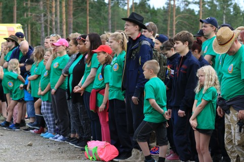 Myös ulkomaalaisiin leiriläisiin Teemu toivoi meidän suomalaisten uskaltavan tutustua, ja antavan hyvää kuvaa suomalaisesta palokuntatoiminnasta. Salkoon nousi tänä vuonna myös Tsekin lippu.