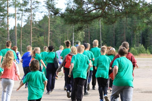 TT:lle siirtymisen nopeusennätys kurssienjaossa Avajaisten jälkeen koitti nuorten leirille tulosta asti odottama hetki. Kurssien Kurssilaisilla oli kova kiire aloittaa kurssinsa.