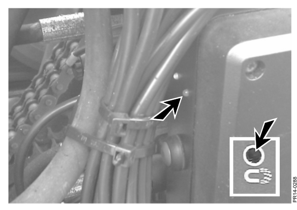 5. METALLINPALJASTIN (MD) Kuva 5-8 Kuva 5-8 Metallinpaljastin kytketään päälle ja pois päältä MD-ohjauksen painonapilla. Paljastimen pois päältä kytkemiseksi on nappia pidettävä painettuna n.