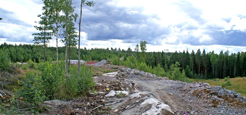 Hankealue on puiden oikealla puolella näkyvien sähkölinjan pylväiden takana. Näkyvä metsä ei poistu hankkeen johdosta.