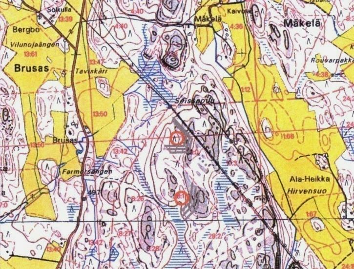 49 Kuva 21. Epäedullisin melun leviämistilanne vaihtoehdossa 1. Murskaamojen paikat on esitetty punaisella renkaalla, rintaukset harmaalla viivalla. Ruudukon väli on 1 km.