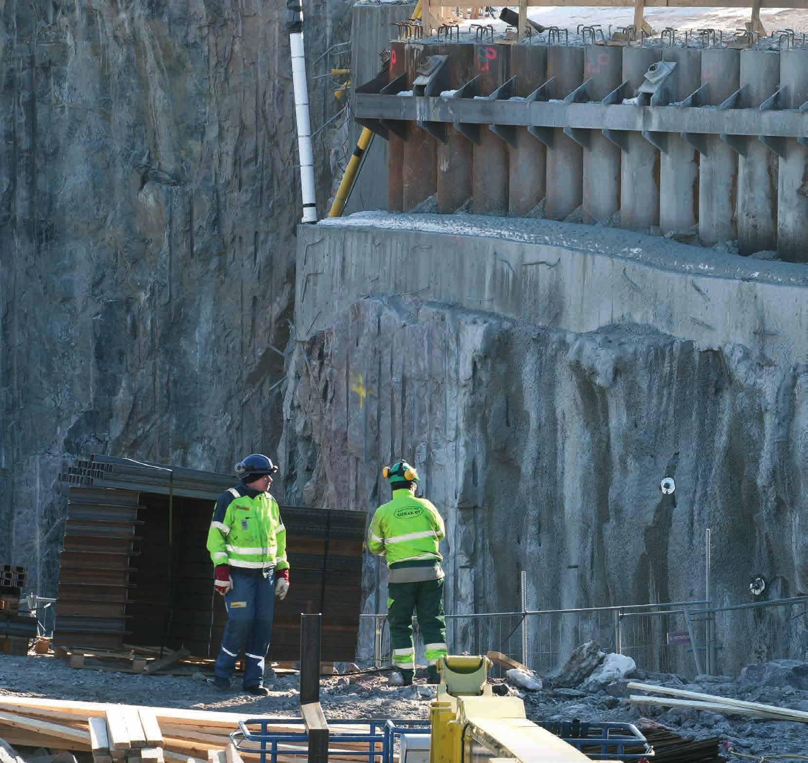 RD -PAALUSEINÄ JA KÄYTTÖKOHTEET Yleisperiaate RD-paaluseinä perustuu SSAB:n kierresauma- tai pituussaumahitsaamalla valmistamiin teräsputkipaaluihin sekä tehtaalla hitsaamalla kiinnitettyihin