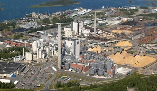 9 Kymmenen lisäksi on Oy Alholmens kraft Ab ja Walki Oy. (UPM-Kymmene Oyj Intranet 2011.) Kuva 1. UPM Kymmene Pietarsaaren tehtaat (UPM-Kymmene 2011a). 3 KEMIALLISEN MASSAN VALMISTUSPROSESSI 3.