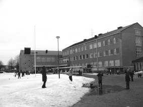 9 8 KESKUSKOULU rakennusoikeus vapaa rakennusoikeus 12 5 m2 kem2 77 kem2 2 kem2 1 kpl rakennusvuodet 19,196 peruskorjausvuodet 1978 87 hym2 vuosiluokat 6 19 por+4 erit.op.r+eo 471 opp. 8,7 hym2/opp.