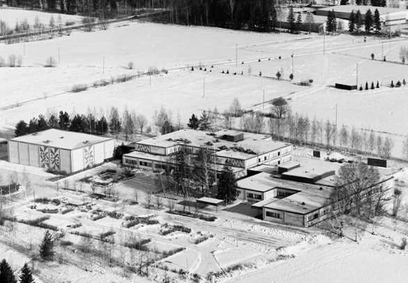 19 18 PÄÄSKYTIEN KOULU JA KUMPULAN KOULU rakennusoikeus vapaa rakennusoikeus 47 837 m2 14 kem2 679 kem2 3 321 kem2 1 kpl rakennusvuodet 1977, 1983, 25-27 peruskorjausvuodet - hym2 vuosiluokat 7 9