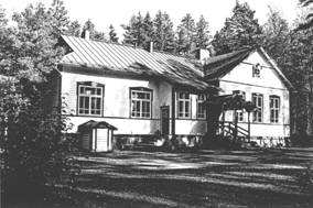 7 6 KRÅKÖ SKOLA ei asemakaavaa noin 1,5 ha 9 kem2 3 kpl rakennusvuodet 1911,1922,1954 peruskorjausvuodet 1975,1985 426 hym2 3 por 56 opp. 7,6 hym2/opp.