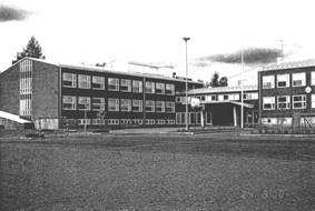 9 8 KVARNBACKENS SKOLA rakennusoikeus vapaa rakennusoikeus 19 567 m2 9783 kem2 527 kem2 4513 kem2 2 kpl rakennusvuodet 1953,1957 peruskorjausvuodet 1996, 1999 35 hym2 2 por, 2+2 erit.op.r 421 opp.