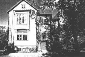 13 12 SAXBY SKOLA ei asemakaavaa noin 2 ha 1688 kem2 4 kpl rakennusvuodet 1934,19xx,1996 peruskorjausvuodet - 854 hym2 3 por 49 opp. 17,4 hym2/opp.