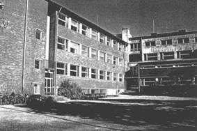 19 18 STRÖMBORGSKA SKOLAN rakennusoikeus vapaa rakennusoikeus 3694 m2 39 kem2 kem2-1 kem2 3 kpl rakennusvuodet ----, 1959, 1963 peruskorjausvuodet 1995 (keittiö, ruokala) 2874 hym2 vuosiluokat 7 9 15