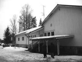 7 6 JAKARIN KOULU ei asemakaavaa --- kem2 1,3 ha 1 kpl rakennusvuodet 1953, 1959 peruskorjausvuodet 22 (iv, asunto) 377 hym2 3 por 41 opp. 9,2 hym2/opp.