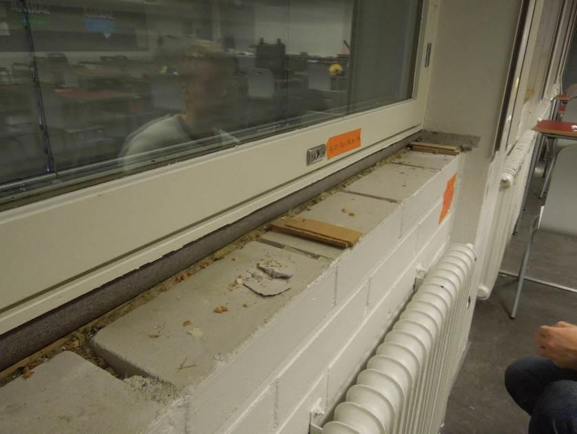 11/32 - ikkunapenkin ikkunalauta on nostettu irti alapuolisesta tiilimuurauksesta korokepaloilla, ja tiilimuurauksen sekä ikkunan alapuolisen apukarmin välissä on noin 20 mm leveä rako, joka on