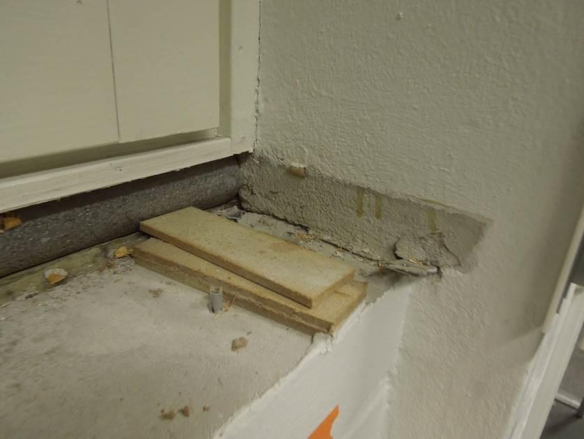 ohjeistuksia, lisäksi yksittäisissä kohdissa (vesipellin ja pellin läpi viedyn alumiinikiskon liittymä) pellitysten liittymien elastiset saumaukset olivat irronneet Kuva 7. Rakenneavauskohta AV.