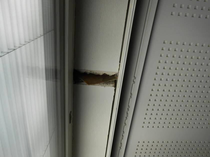 Ikkunapalkissa on kuvanmukainen aukko, johon liittyen tutkittiin rakenteen tiiveyttä ja