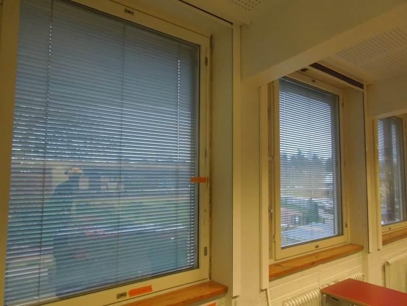 7/32 AV.04-306 Yläpohjarakenteen (YP) alakattolevypalan irrotus huonetilasta käsin (avauksesta selvitettiin betonilaatan alapuolisen alakattorakenteen rakennetyyppi ja havainnoitiin rakenteen kuntoa).