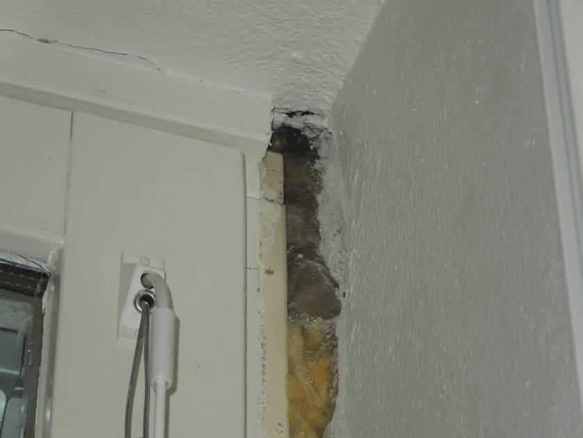 8/32 Kuva 2. Rakenneavauskohta AV.01 306. Karmisauman lämmöneristeenä on mineraalivilla.