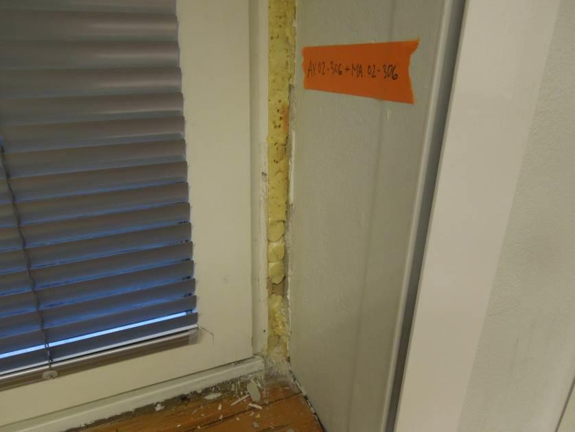 Rakenneavauskohta AV.02 306. Ikkunan karmisauman eristeenä on käytetty paikoin polyuretaanivaahtoa ja paikoin mineraalivillaa.