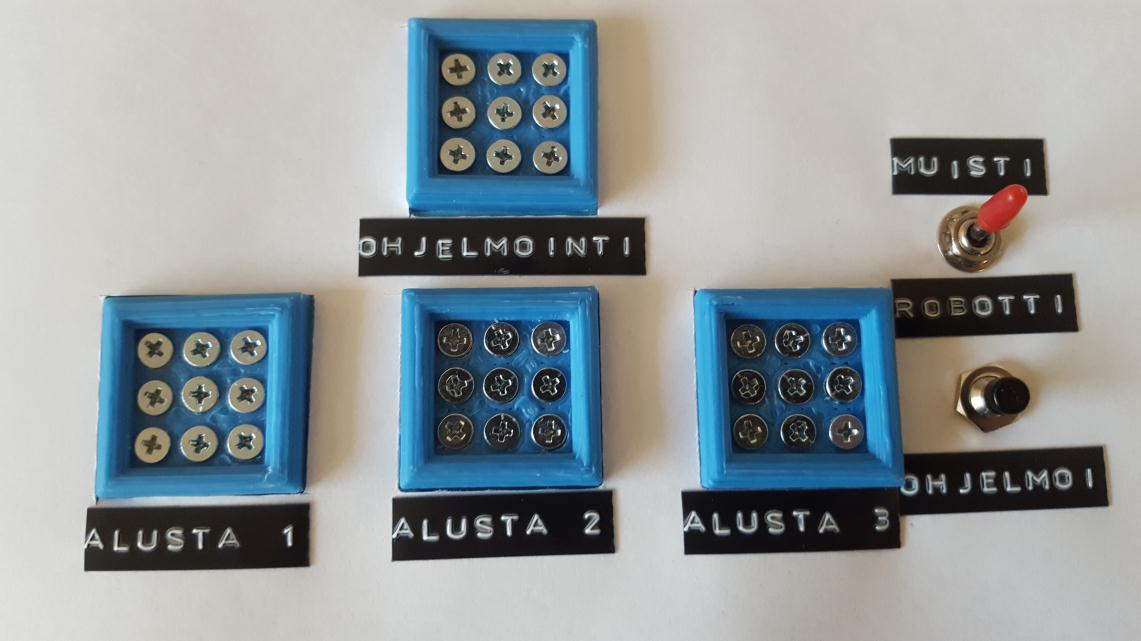 19 Laitteessa on myös 4 painiketta ja kytkin Kuva 8. Ohjelmointipulpetti kokonaisuudessaan ilman LCD-näyttöä. 4.1.1 Palikat Palikoita on tällä hetkellä 9 erilaista: Liikkuminen eteenpäin ja