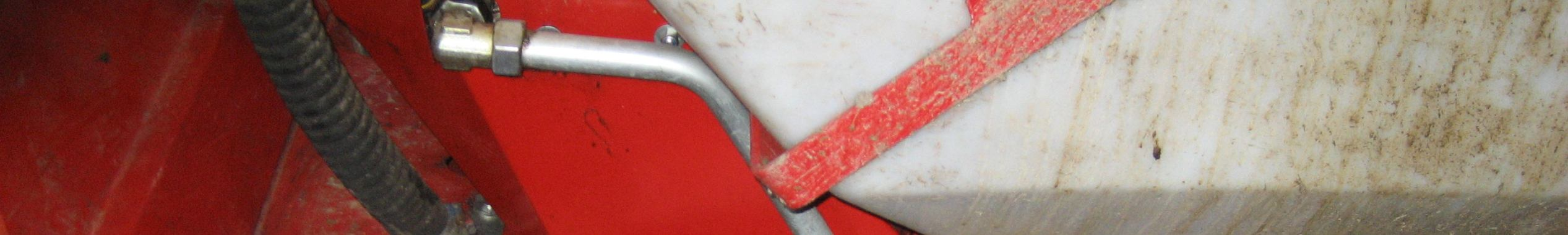 Trukki sivultapäin, jossa huomataan paremmin liittimet sekä hydraulin