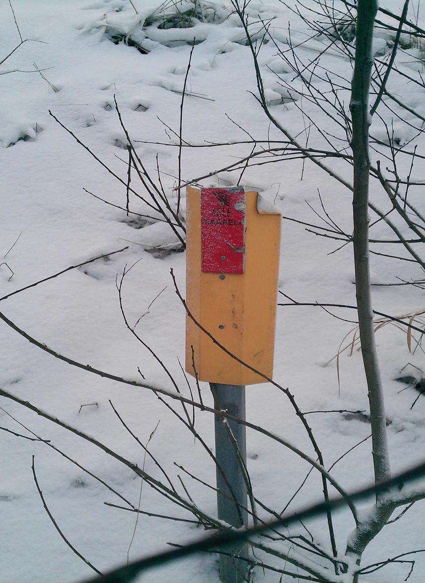 53 (71) 9.1 Kaapelimerkinnät Teleoperaattoreilla sekä muilla toimijoilla on ollut monenlaisia merkintätapoja valokaapelireiteille sekä kaivoille.