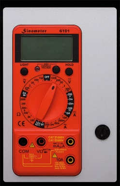 Yleismittarit ANA4 Analogiset mittarit Jännitemittari: 500 mv / 5 V Galvanometri: ± 50 µa Virtamittari: 500 ma / 5 A Virtamittari: 500 µa / 100 ma Mittarit varustettu peiliasteikolla tarkemman